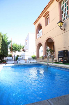 Chalet con piscina en el Mareny